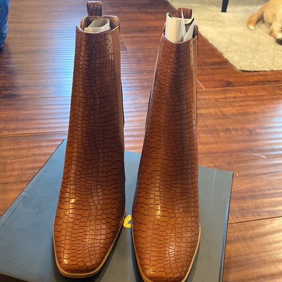 Brand new Lulus boot heels. Snake skin brown color size 8.5 - Picture 2 of 4